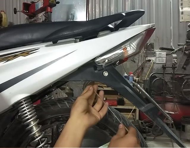 Mở cốp xe máy