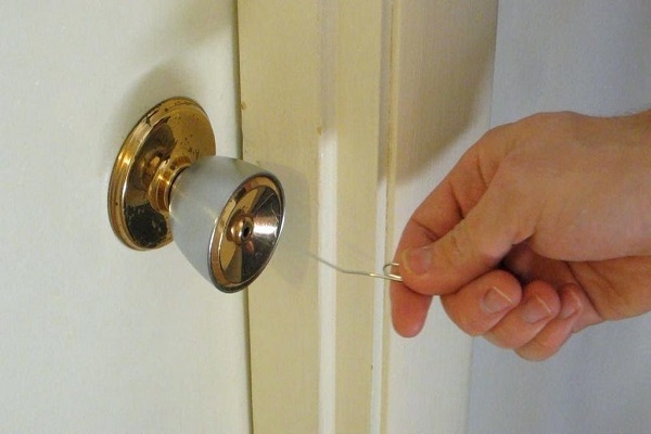 Phá khóa cửa tay nắm tròn