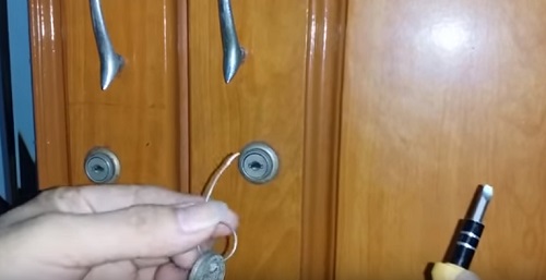Mở khoá tủ khi mất chìa